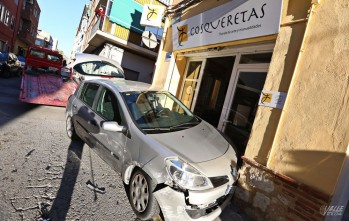 Un veh&iacute;culo se empotra contra un establecimiento en la calle Navarra tras sufrir un choque lateral