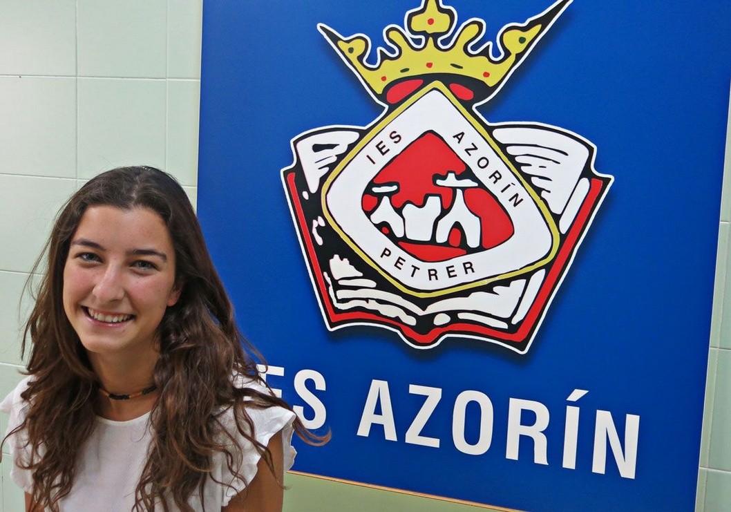 Enca Poveda, alumna del IES Azorín, recibe la beca de Pompeu Fabra para estudiar Biología molecular Enca Poveda, alumna del IES Azorín, recibe la beca de Pompeu Fabra para estudiar Biología molecular