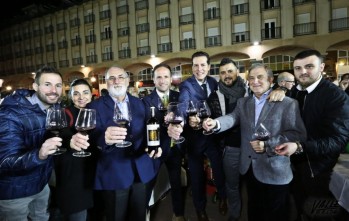 Excelente respuesta de los eldenses en la cata de vinos de Alicante en la Plaza Mayor