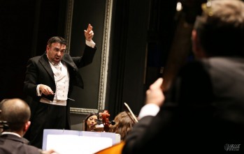 Octavio J. Peidr&oacute; dirige una de las piezas de esta temporada de la orquesta ADDA Simf&ograve;nica