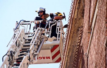 Los bomberos aseguran la fachada de un edificio en Elda tras sufrir desprendimientos