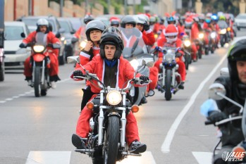 M&aacute;s de 150 pap&aacute; noeles recorren en moto Elda y Petrer para recoger juguetes