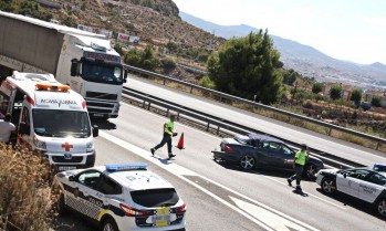 Un conductor pierde el control en la autov&iacute;a, a la altura del Revent&oacute;n, y provoca retenciones kilom&eacute;tricas