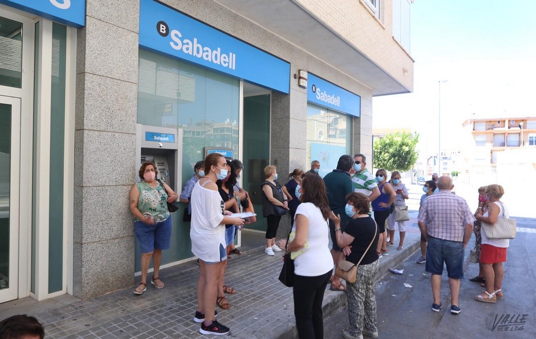 Enfado de clientes del Banco Sabadell por el cierre de sucursales en Petrer Enfado de clientes del Banco Sabadell por el cierre de sucursales en Petrer