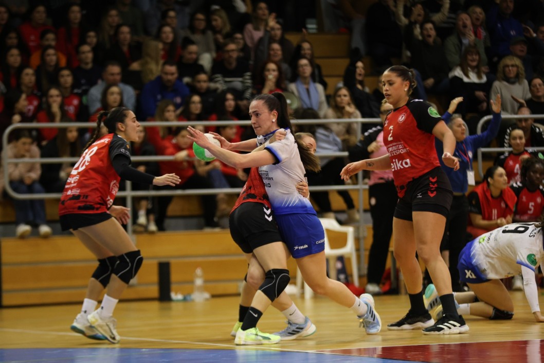 Las leonas comienzan el a&ntilde;o con victoria ante el Morvedre (18-20)