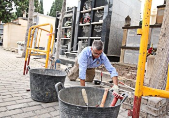 Elda acondiciona los cementerios para acoger a los miles de visitantes que acudir&aacute;n el D&iacute;a de Todos los Santos