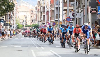 Elda y Petrer reciben entre v&iacute;tores la Vuelta Ciclista