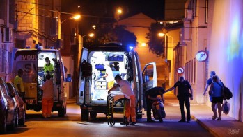 Un coche huye tras tener un accidente con un ciclomotor en Petrer