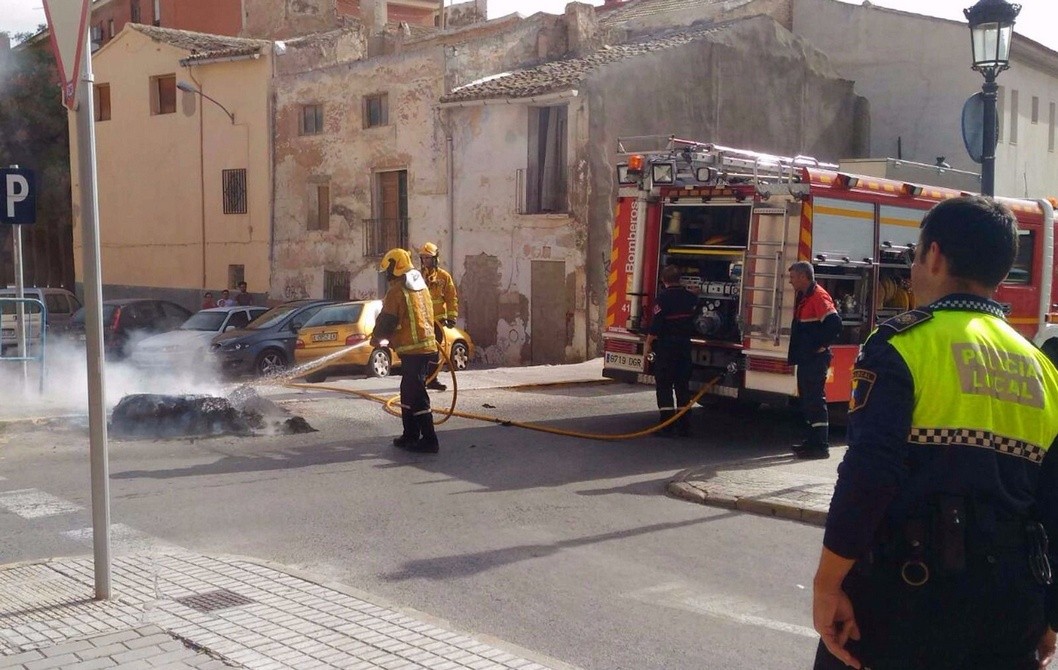 Prenden fuego a una bala de paja a espaldas del Ayuntamiento de Elda Prenden fuego a una bala de paja a espaldas del Ayuntamiento de Elda
