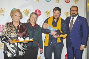 La comparsa Moros Musulmanes hace entrega de las Bufandas de Honor 2016
