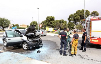 Un conductor se ve sorprendido por el incendio del motor de su veh&iacute;culo en Elda