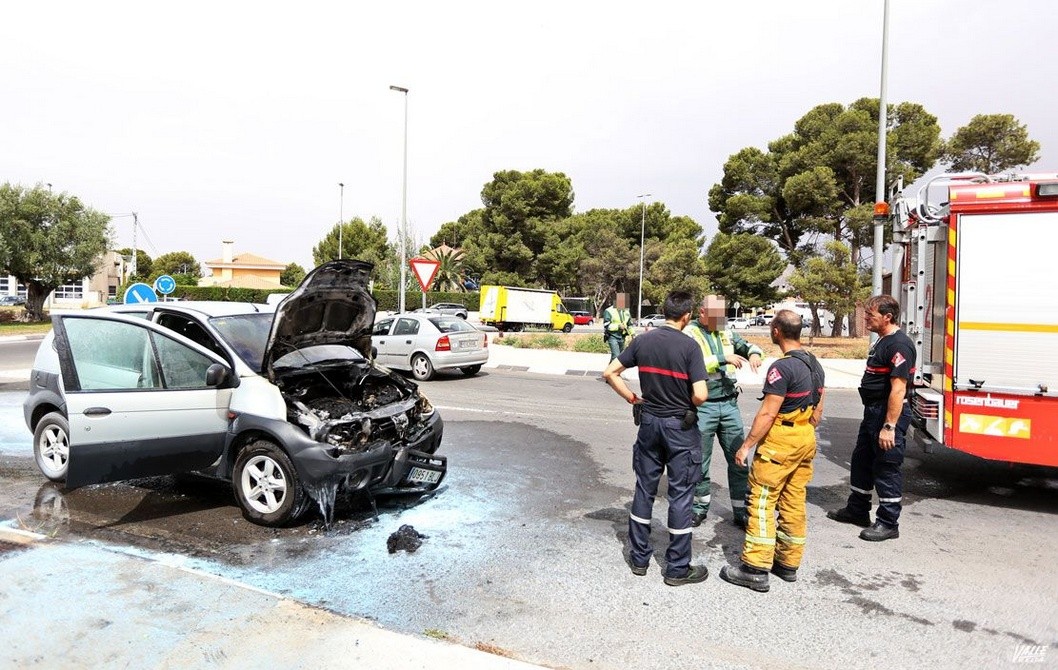 Un conductor se ve sorprendido por el incendio del motor de su vehículo en Elda Un conductor se ve sorprendido por el incendio del motor de su vehículo en Elda