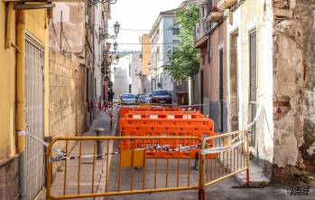 El riesgo de derrumbe de un muro obliga a cortar parte de la calle Francisco Laliga