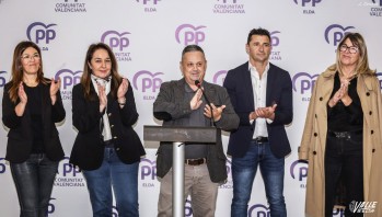 Paco S&aacute;nchez, arropado por Adela Pedrosa en su presentaci&oacute;n oficial ante el partido