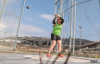 La eldense Yolanda Busquier, campeona provincial de lanzamiento de martillo