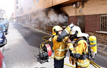 Un incendio originado en el entresuelo de un edificio obliga a desalojar a los vecinos