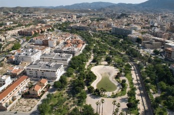 El Ayuntamiento aprueba la contrataci&oacute;n de un servicio externo para acondicionar los Jardines del Vinalop&oacute;