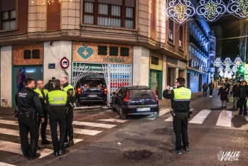 Un veh&iacute;culo se empotra en el interior de un establecimiento de Elda