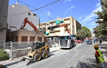 Derriban dos de las antiguas viviendas unifamiliares de la calle Padre Manj&oacute;n