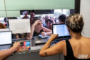 M&aacute;s de 500 personas hacen cola para conseguir abonos del Eldense