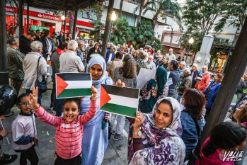 Un centenar de personas se posicionan contra la violencia indiscriminada de Israel y Ham&aacute;s