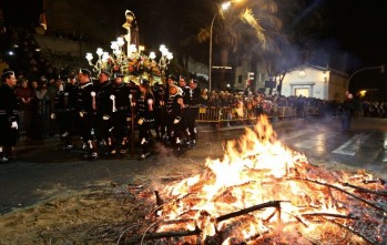 Elda ofrece una c&aacute;lida acogida a San Ant&oacute;n en una fr&iacute;a noche