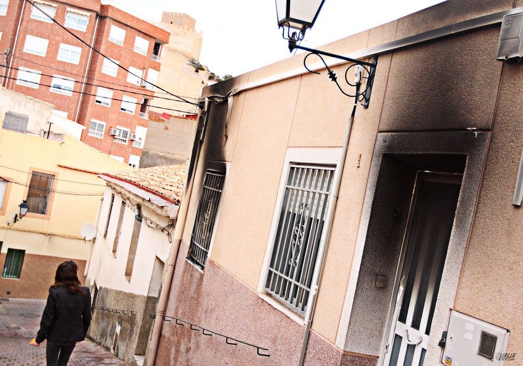 La Policía Local de Petrer rescata a un invidente de un incendio que ha calcinado su vivienda La Policía Local de Petrer rescata a un invidente de un incendio que ha calcinado su vivienda