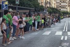 Los docentes suspenden la huelga y crean una cadena humana de agradecimiento a las familias