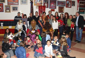 Los Reyes Magos visitan el cuartelillo de los Moros Marroqu&iacute;es