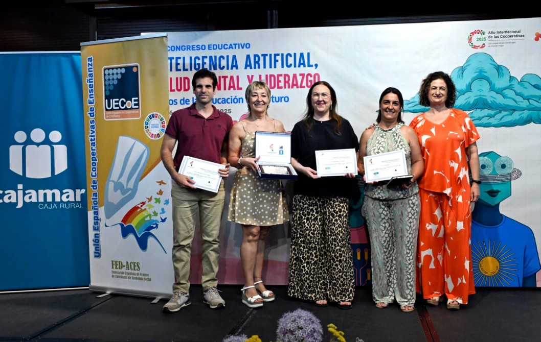 El IES La Melva recoge el premio «Emprendemos» por su proyecto «Farmahogar» El IES La Melva recoge el premio «Emprendemos» por su proyecto «Farmahogar»