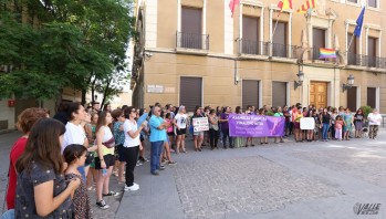 Un centenar de personas se manifiestan en Elda para apoyar a la v&iacute;ctima de la "Manada de Manresa"