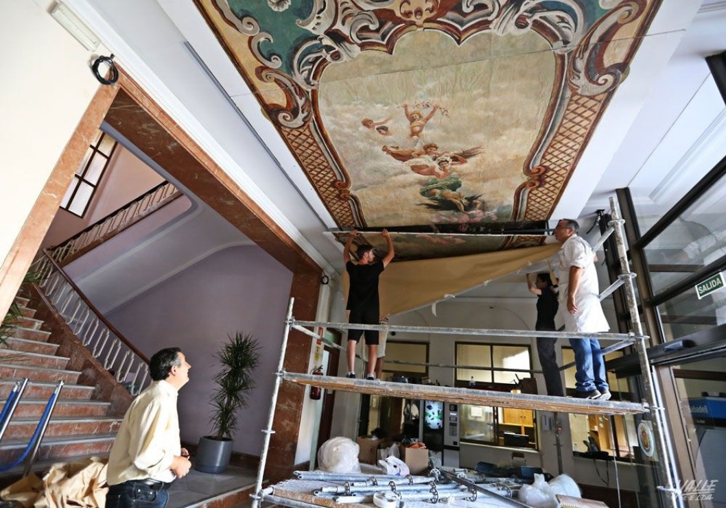 Comienzan a colocar el mural en el vestíbulo del Ayuntamiento Comienzan a colocar el mural en el vestíbulo del Ayuntamiento