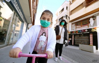 Los eldenses recogen 7.000 mascarillas gratuitas que reparte el Ayuntamiento