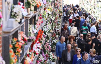 Miles de personas acuden a los cementerios de Elda y Petrer en el D&iacute;a de Todos los Santos