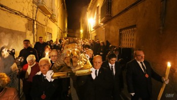 El Cristo Yacente recorri&oacute; el centro hist&oacute;rico arropado por los eldenses