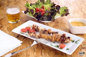 Brochetas de pollo marinadas