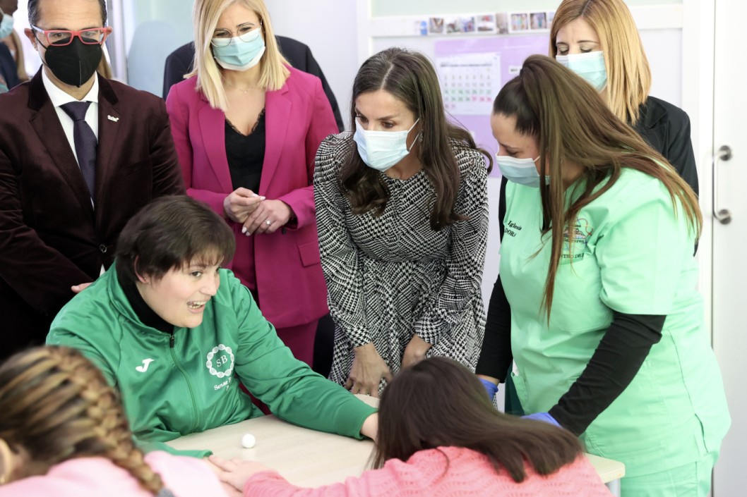 La reina Letizia conoce la labor de Sense Barreres La reina Letizia conoce la labor de Sense Barreres