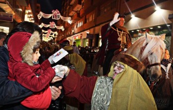 Cientos de ni&ntilde;os recibieron al Paje Real en las calles y plazas del centro de la ciudad