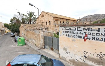 El Consistorio derriba la f&aacute;brica de Em&eacute;rito Maestre ante el riesgo de derrumbe y por ser un foco de insalubridad