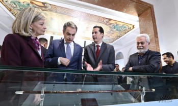 Zapatero inaugura la exposici&oacute;n de la vara de Manuel Aza&ntilde;a en medio de una gran expectaci&oacute;n