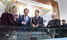 Zapatero inaugura la exposici&oacute;n de la vara de Manuel Aza&ntilde;a en medio de una gran expectaci&oacute;n