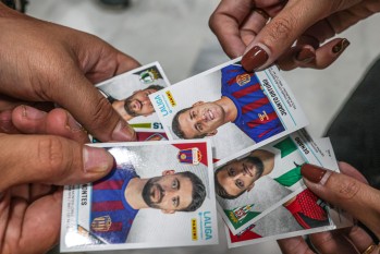 Locura por los cromos del Eldense