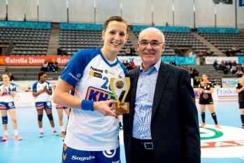 La jugadora Laura Steinbach recibe el Trofeo "Vicen Mu&ntilde;oz"