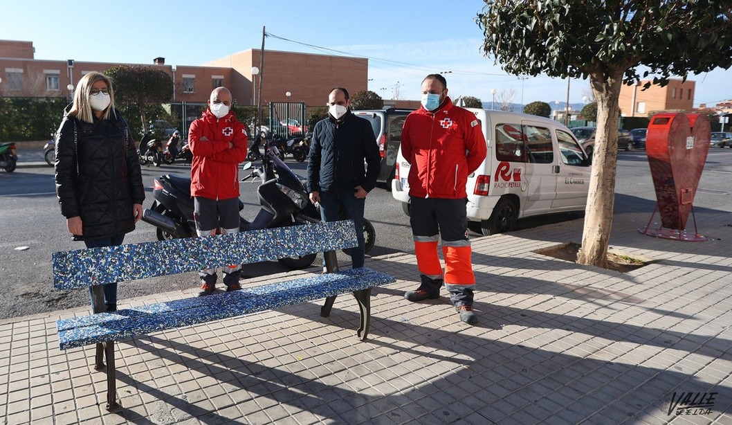 Petrer instala seis bancos creados con los tapones reciclados por la ciudadanía Petrer instala seis bancos creados con los tapones reciclados por la ciudadanía
