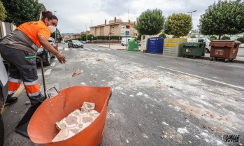 Un cami&oacute;n pierde escombros en la calle La Mancha