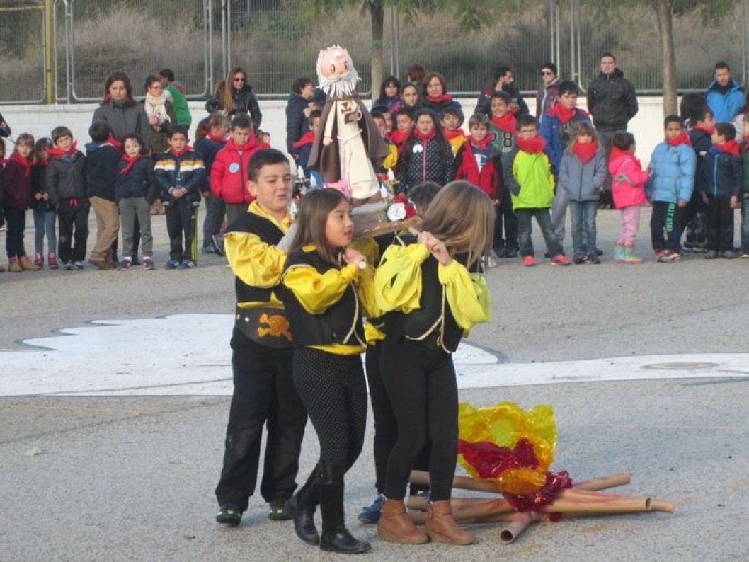 Los alumnos de Juan Rico y Amat se suman a la celebración de San Antón Los alumnos de Juan Rico y Amat se suman a la celebración de San Antón