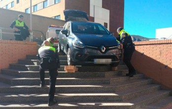 Intenta bajar con su veh&iacute;culo por las escaleras de la Ficia y queda atrapada por un despiste