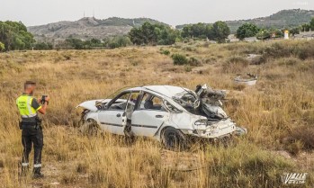 Un conductor sufre un accidente, da varias vueltas de campana y huye a pie en la Carretera de Sax
