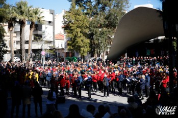 Las collas llenan las calles de mil colores