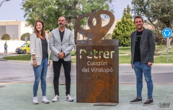 Una escultura de &ldquo;Petrer, coraz&oacute;n del Vinalop&oacute;&rdquo; con material reciclado en Felive V